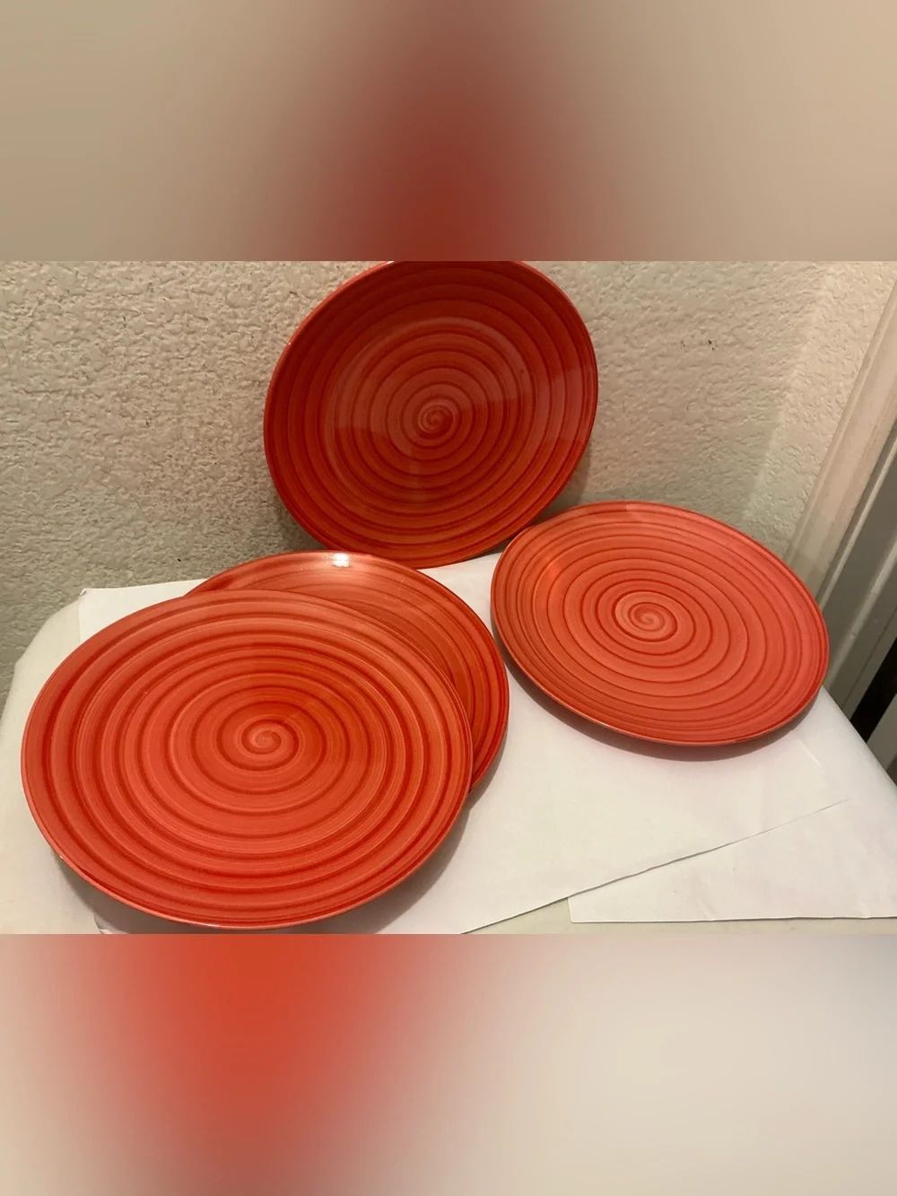 Tabletops Unlimited Dinner Plates
Swirl Pattern in Red
Lot of 4 G11